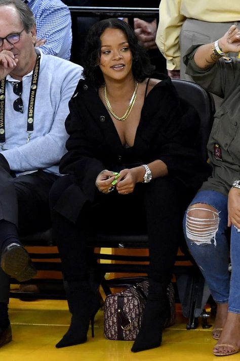 This NBA Announcer's Reaction To Seeing Rihanna In Person Is Relatable AF Basketball Game Outfit Women, Clara Lionel Foundation, Cute Outfits To Wear, Basketball Game Outfit, Rihanna Street Style, Looks Rihanna, Nba Basketball Game, Rihanna Outfits, Rihanna Looks