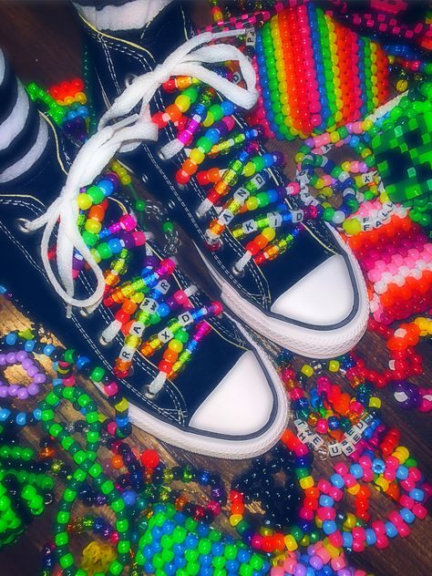 kandi kid scene beaded laces colorful Boty Converse, Scene Kandi, 2000s Scene, Diy Kandi Bracelets, Scene Aesthetic, Diy Kandi, Scene Core, Kandi Kid, Beaded Shoes