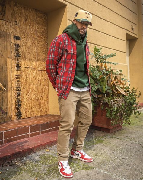 Men’s Streetwear Style Winter, Mens Tims Outfits, Casual Out To Eat Outfit, Male Fall Outfits Men Styles, Instagram Outfits Men, Green And Red Outfit Men, Mens Sneaker Outfits, Mens Jordan 4 Outfits, Outfits With Dunks Mens