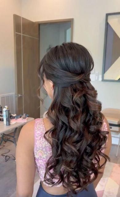 Half up half down hairstyles are extremely popular for any special occasion including weddings because they fit many hair lengths except for the very short ones, they look very romantic and fit many outfits. Here are ideas for bridesmaids to rock them! Reception Hairstyles Brides, Curly Indian Bridal Hairstyles, Engagement Bride Hairstyle Indian, Hindu Wedding Guest Hairstyles, Indian Event Hairstyles, Desi Bridesmaids Hairstyles, Mendhi Hairstyles Bridesmaid, Mendhi Night Hairstyle, Wedding Hairstyles For Long Hair Indian