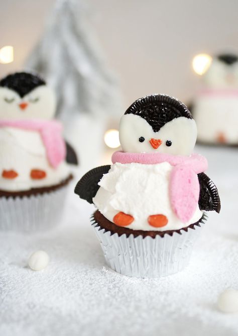 Chocolate penguin cupcakes Cute Christmas Cupcakes For Kids, Penguin Food Art, Winter Decorated Cupcakes, Penguin Cupcakes Easy, Christmas Muffins Decoration, Christmas Cupcakes Ideas Decoration, Winter Cupcake Decorating Ideas, Christmas Dessert Kids, Winter Cupcake Ideas