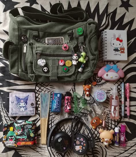 School Messenger Bag Aesthetic, Messenger Bag Decorating Ideas, Decorating My Messenger Bag, Grunge Trinkets, Grunge Whats In My Bag, Messenger Bag Tour, What’s In My Bag Grunge, Messenger Bags Aesthetic, Messenger Bag With Pins Aesthetic