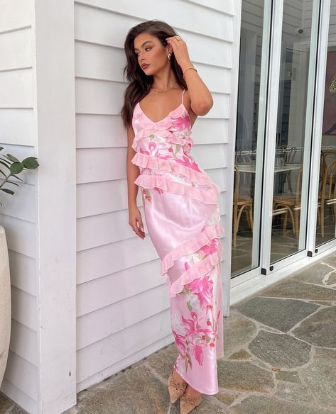 Graduation Party Dresses Guest, March Wedding Guest Dress, Backyard Wedding Guest Outfit, 18th Bday Outfit Ideas, Quince Guest Outfit Dresses, Pink Floral Bridesmaid Dresses, Long Birthday Dress, Pink Dress Wedding Guest, Pink Long Dresses