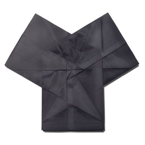 19-11-11  Japanese fashion designer Issey Miyake Issey Miyake Origami, Origami Clothing, Mode Origami, Origami Clothes, Modular Clothing, Two Dimensional Shapes, Structured Fashion, Origami Architecture, Japanese Fashion Designers