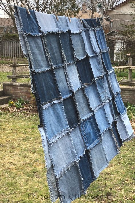 Reuse Old Jeans, Denim Rag Quilt, Denim Quilt Patterns, Artisanats Denim, Diy Old Jeans, Denim Blanket, Jean Diy, Blue Jean Quilts, Jean Quilt