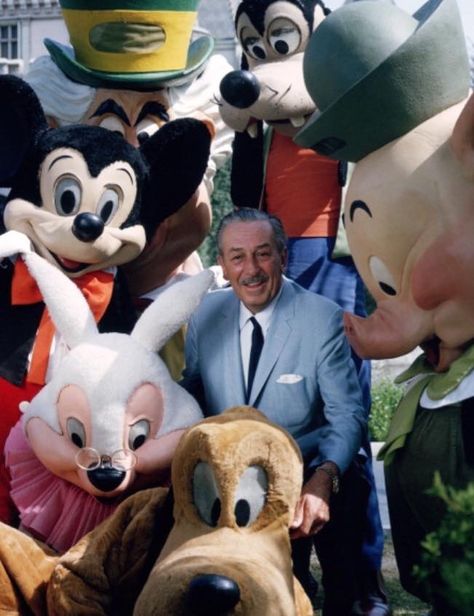 Walt Disney, 1964.  #WaltDisney #the60s #oldphotographs #iconicphotos Walt Disney Paris, Disneyland Vintage, Disney Amor, Characters Disney, Walter Elias Disney, Punk Disney, Mulan Disney, Retro Disney, Movies Disney