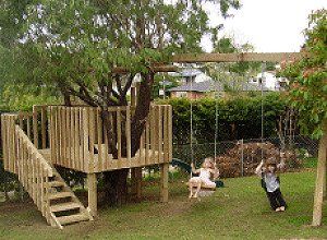 Kids tree platform with handrail, steps, slide and an attached swing-set plans and step-by-step instructions on how to build this play area Build A Tree House, Backyard Treehouse, Swing Set Plans, Simple Tree House, Tree House Plans, Tree Fort, Tree House Diy, Tree House Kids, Simple Tree