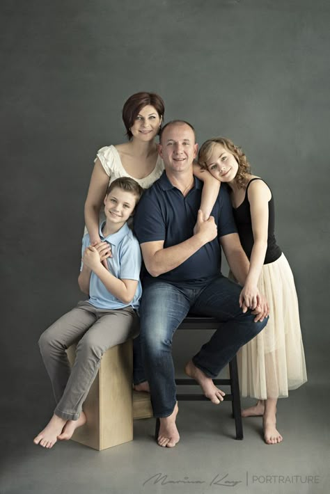 4 Family Photography, Family Portrait Poses Indoor, In Studio Family Photos, Family Pictures Studio, Family Poses Photography, Studio Family Pictures, Family Portrait Photography Poses, Studio Family Portraits, Family Photo Studio