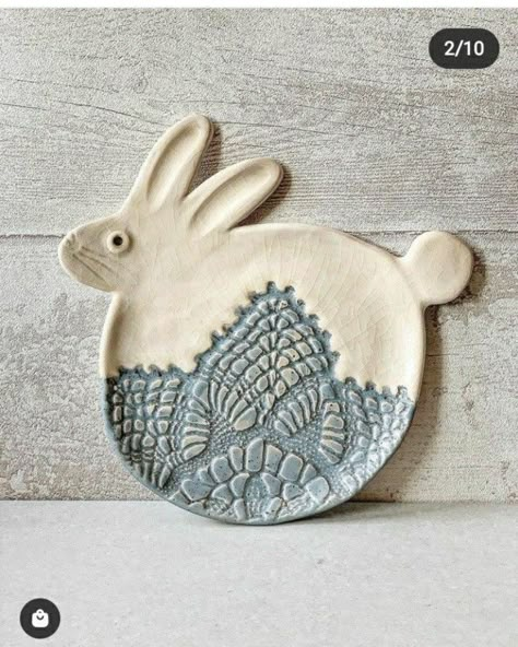 Pottery Easter Ideas, Easter Pottery Ideas, Easter Ceramics, Spring Pottery, Easter Clay, Easter Pottery, Pottery Jars, Slab Ceramics, Kids Pottery