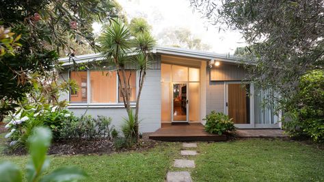 Mid Century House Exterior, Beach Shack Exterior, 1950 House, Mid Century Beach House, Australian Beach House, Beach Shacks, Mid Century Modern Exterior, Weatherboard House, Mid Century Exterior