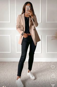 Beige Blazer Business Casual, Cream Blazer Outfit Casual, Smart Casual Women Outfits Winter, Women Smart Casual Outfits Work Clothes, Oversized Cream Jacket Outfit, Women’s Beige Blazer Outfit, Blazer Outfits Smart Casual, Realtor Fall Outfits, What To Wear With Beige Blazer