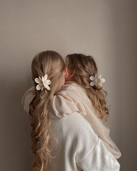 Blonde Mother And Daughter, Blonde Family Aesthetic, Blonde Mom Aesthetic, Blonde Mom And Daughter, Mother And Child Aesthetic, Mother And Daughter Aesthetic Faceless, Beige Mom Aesthetic, Mother And Children Photography, Mother And Daughter Aesthetic