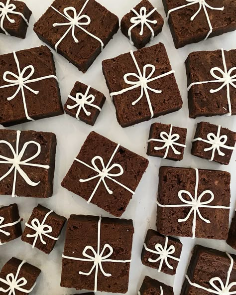 Christmas Individual Wrapped Treats, Christmas Gift Sweets, Baked Goods For Christmas Gifts Packaging Ideas, Christmas Desert Box Ideas, Baked Goods As Christmas Gifts, Decorated Brownies Christmas, Food Birthday Gifts, Holiday Treats For Neighbors, Holiday Treat Box Ideas