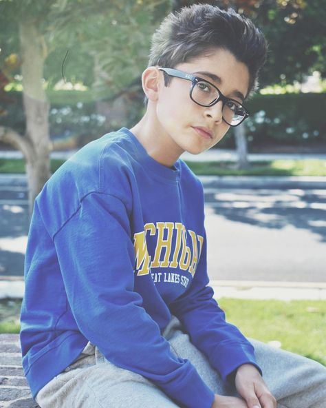 Nicolas ♛ Bechtel on Instagram: “young & dumb ⚡️” Nicolas Bechtel, Joey Tribbiani, Best Soap, General Hospital, African Fashion, Dumb And Dumber, Beautiful People, Graphic Sweatshirt, Models