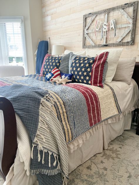 Red White Blue Bedroom Ideas, Patriotic Guest Bedroom, Americana Home Decor Interior Design, Red White And Blue Room Ideas Bedrooms, Red White And Blue Home Decor, Red White And Blue Bedroom Ideas, Boys Americana Bedroom, Patriotic Room Ideas, Americana Bedroom Ideas