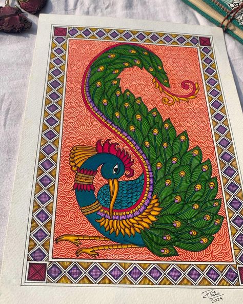 Madhubani style Peacock🦚 . A peacock in the Madhubani painting represents divine love, knowledge, prosperity, and romance. As the feather is in the form of an eye, it is believed that it saves us from the evil and negativity. People keep the feather of a peacock in their homes as a sign of good luck and prosperity. ✨ . Material used: •300 gsm paper from @cansonpaper •Water colour brush pen from @kokuyo.camlin •Triplus Fineliner from @staedtler . . . #mandalawonders #madhubanipainting #mith... Water Colour Peacock Painting, Madhubani Painting Sketches, Small Madhubani Painting, Madhubani Paintings Peacock Design, Peacock Madhubani Painting, Madhubani Rangoli, Painting Ideas Madhubani, Madhubani Art Peacock, Sketch Pen Drawings