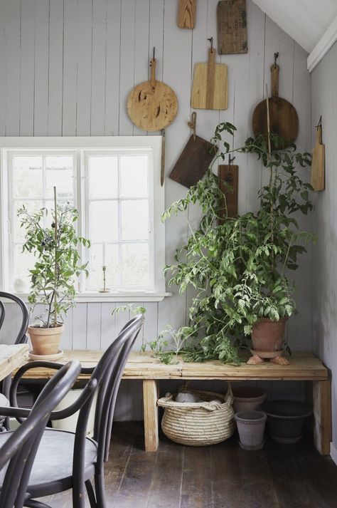 A country-style cottage in the heart of Göteborg Swedish Farmhouse Style, Swedish Cottage Interior, Small Cottage Interiors, Swedish Farmhouse, Scandinavian Cottage, Salvaged Furniture, Swedish Cottage, Swedish Decor, Rustic Kitchen Island