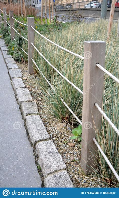 Rope Fence, Deck Railing Design, Country Fences, Landscaping Florida, House Landscaping, Coastal Gardens, Wooden Posts, Front House, Deck Decorating Ideas