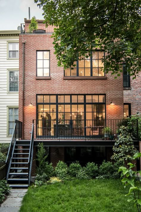 With timeless classic style this Brooklyn townhouse has been completely renovated, restored and new additions added. All the windows were replaced, with black steel windows on the garden facing new ad Modern Brick House, Brick House Designs, Elizabeth Roberts, Window Trim Exterior, Exterior Stairs, Brooklyn Brownstone, Stairs Architecture, Townhouse Designs, Pintura Exterior