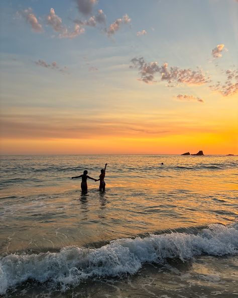 bestie beach day🤍 Beach Holiday Aesthetic Friends, Beach Weekend Aesthetic, Summer Side Quests, Beach Days Aesthetic, Beach Inspo Pics Friends, Beach Holiday Aesthetic, Besties At The Beach, Painting At The Beach, Beach Day With Friends