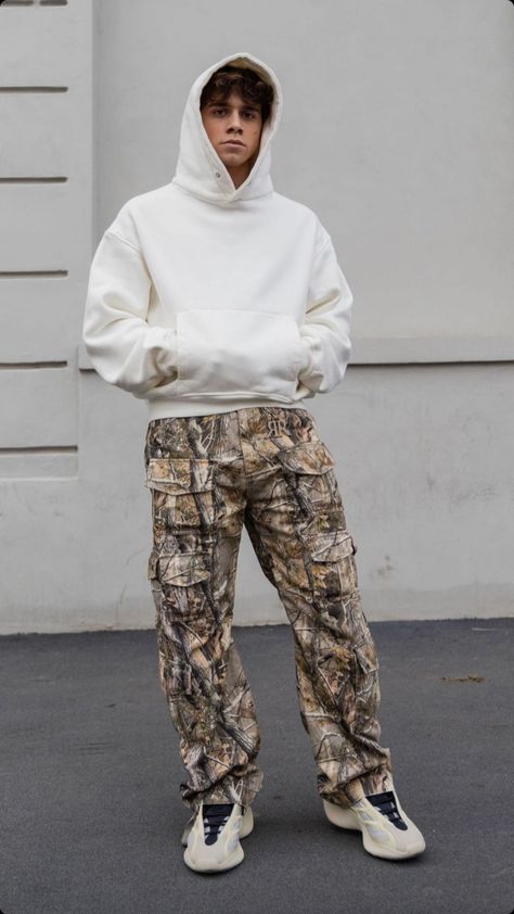 Camo Pants Outfit, Guys Fashion Casual, Hunter Outfit, Guys Fashion, Trouser Outfit, Cold Fits, Camo Outfits, Clothes Reference, Mens Trendy Outfits