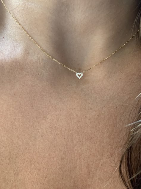 Dainty Necklace For Girlfriend, Small Dainty Necklaces, Pretty Heart Necklace, Dainty Gold Necklace With Diamond, Dainty Gold Diamond Necklace, Gold Necklace Aesthetic Simple, Simple Dainty Necklace, Small Gold Heart Necklace, Gold Necklace For Girlfriend