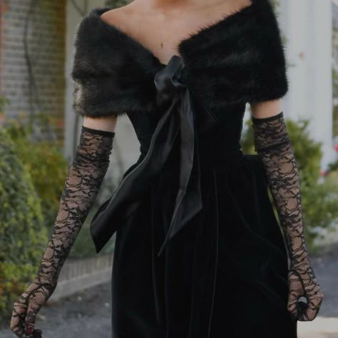 Great Gatsby Outfit, Gloves Outfit, Dress And Gloves, Fur Outfit, Faux Fur Shrug, Black Fur Coat, Dress With Gloves, Fur Shrug, Fur Dress