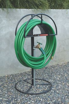 Garden Hose Storage, Garden Hose Holder, نباتات منزلية, Hose Storage, Pore Strips, Hose Holder, Metal Furniture Design, House Plants Decor, Iron Furniture