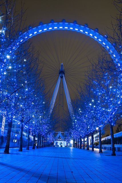 Blue nights - London Eye #travel #awesome Visit www.hot-lyts.com to see more background images Photo Bleu, Blue Aesthetic Dark, The London Eye, Blue Lights, Light Blue Aesthetic, Blue Aesthetic Pastel, Blue Pictures, London Eye, Feeling Blue