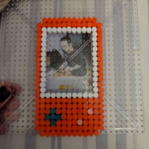 Perler Polaroid Frame, Polaroid Diy Frame, Polaroid Perler Beads, Picture Frame Perler Beads, Polaroid Diy Ideas, Perler Bead Picture Frame Pattern, Perler Picture Frame, Perler Bead Polaroid Frame, Perler Bead Photo Frame