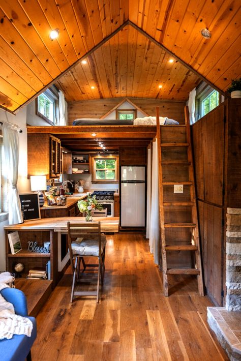 This Tiny House Tells What is Important in Life - Living in A Tiny Space Saving Tiny House, Tiny Homes Interior, Loft Ladder Ideas, Mini Chalet, Tiny Home Plans, Ladder Ideas, Tiny Container House, Tiny Living Space, Tiny House Talk