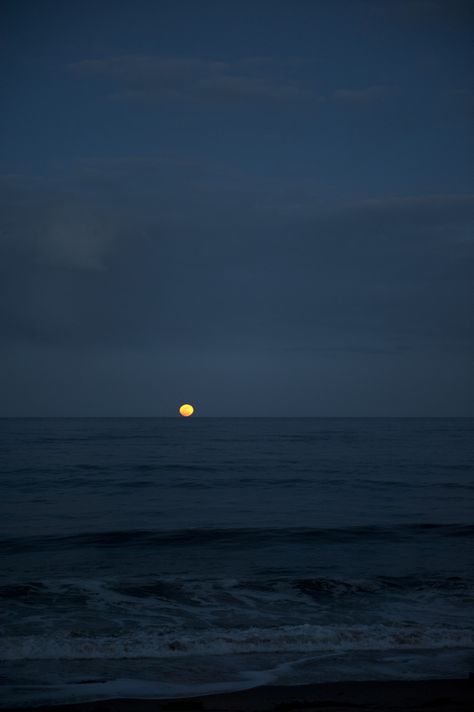 Ocean Moon Wallpaper, Ocean And Moon Aesthetic, Moon And Ocean Aesthetic, Moonlight Sunrise Aesthetic, Moonrise Over The Sea, Super Moon, Aesthetic Photography, Wonders Of The World, Moon