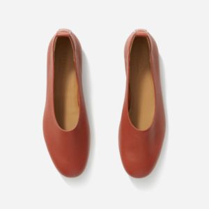 10 Stylish Flats With Arch Support Everlane Day Glove, Black Slip Skirt, Comfortable Ballet Flats, Flats With Arch Support, Everlane Shoes, Minimalist Shoes, Indie Grunge, Comfortable Flats, Footwear Design Women