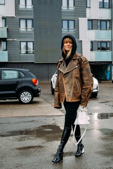 Copenhagen Fashion Week Street Style, Copenhagen Street Style, Outerwear Trends, Spring Coat, Transition Outfits, Outfit Formulas, Copenhagen Style, Copenhagen Fashion Week, Street Style Trends