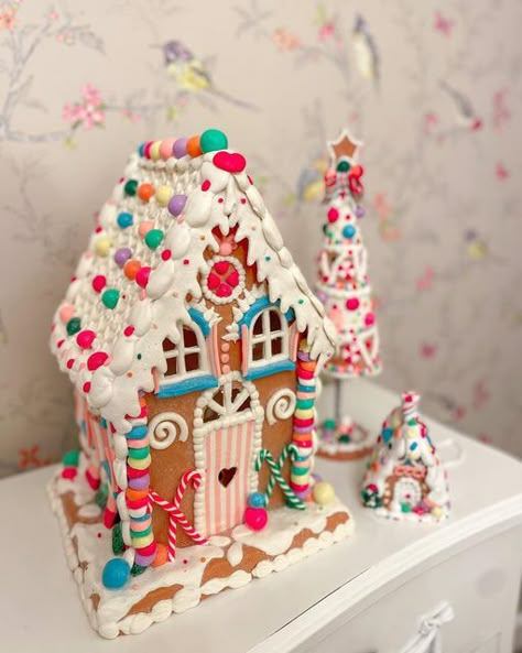 Candy Decorated Gingerbread House, Gingerbread House Candyland, Candy Land Gingerbread House, Preppy Gingerbread House, Candyland Gingerbread House, Colorful Gingerbread House, Gingerbread House Cute, Pastel Gingerbread House, Ceramic Gingerbread House