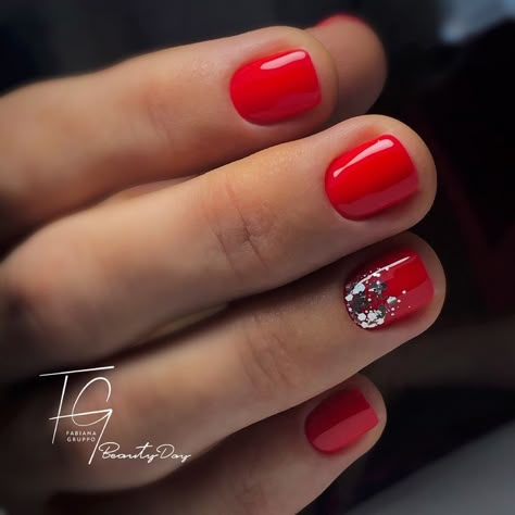 Nail Designs With Red Polish, Valentines Nail Ideas Short, Short Red Gel Nail Designs, Short Red Dip Nails, Short Gel Nails Red, Red Dip Powder Nails Design, Red Dipped Nails, Red Short Nails Design, Red Nails Dip