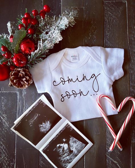 Christmas Photoshoot Ideas Pregnant, Diy Christmas Pregnancy Announcement, Baby Reveal Ideas Christmas, Christmas Themed Baby Announcement, Pregnant Surprise Ideas, Telling In Laws Your Pregnant, Baby Announcement Photoshoot Christmas, Christmas Time Pregnancy Announcement, Pregnancy Announcement Photoshoot Christmas