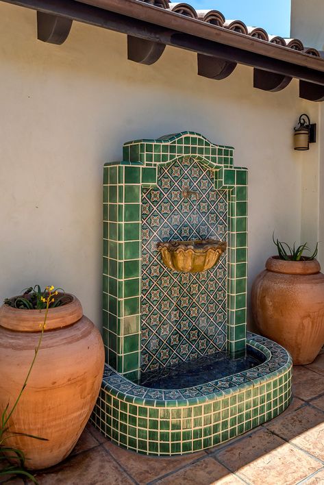 Spanish Fountain, Outdoor Wall Fountains, Spanish Home Decor, Garden Sink, Houses Interior, Moroccan Interiors, Door Glass Design, Patio Garden Design, Spanish Style Homes