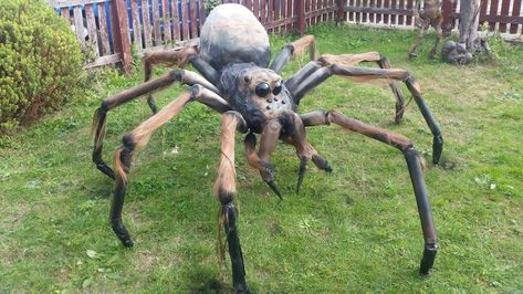 How to Make a Giant Spider for Halloween Diy Giant Spider Halloween, Halloween Yard Decorations Diy, Halloween Yard Displays, Deco Cinema, Cheap Diy Halloween Decorations, Scary Halloween Decorations Outdoor, Halloween Yard Art, Scary Halloween Decorations Diy, Dekorasi Halloween