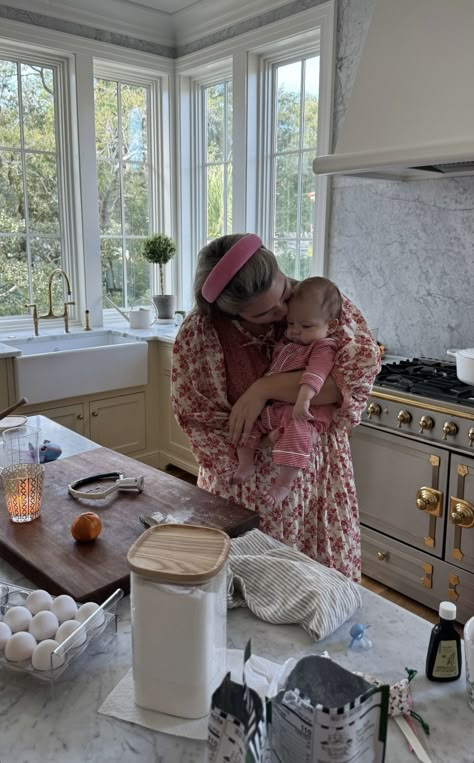 Siblings Playing Together, Mom Cooking Aesthetic, Mothering Aesthetic, Mom With Baby Aesthetic, Mommy Life Aesthetic, Future Kids Aesthetic, Future Lifestyle Dreams, Healthy Mom Aesthetic, That Mom Aesthetic