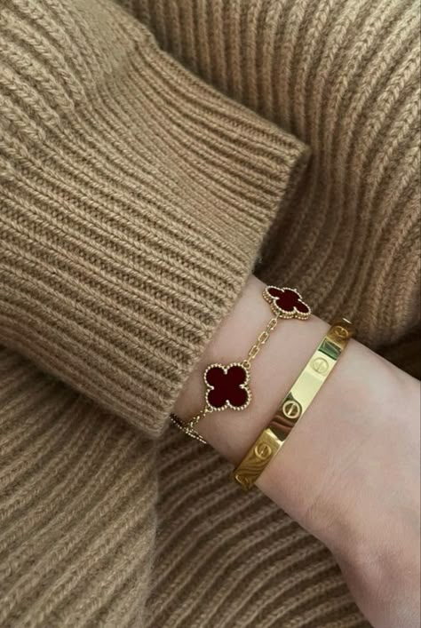 Van Cleef And Cartier, Van Cleef Alhambra, Omega Watch Women, Jewelry Product Shots, Van Cleef And Arpels Jewelry, Neck Pieces Jewelry, Bracelet Inspiration, Expensive Jewelry Luxury, Luxury Jewelry Brands