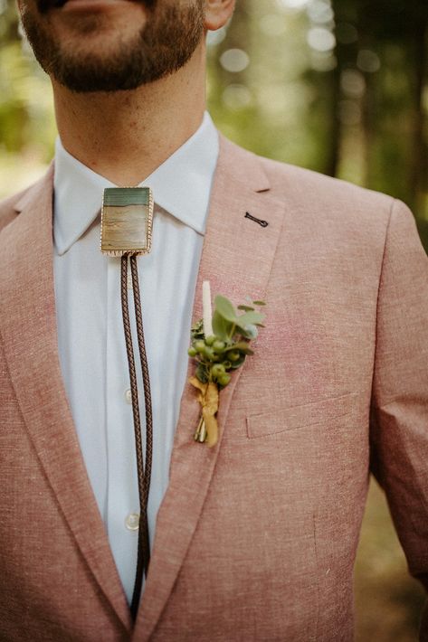 Groomsmen Attire Bolo Tie, Bolo Tie Wedding Groom, Bolo Tie Men Outfit, Western Wedding Outfits Guest Men, Bolo Tie Groom, Boho Wedding Suit, Wedding Bolo Tie, Bolo Tie Wedding, Boho Groom