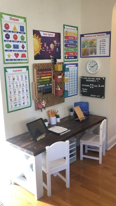 I created this fun/ home school corner for my 1st grader and prek kids. Home Classroom Ideas Preschool, Homeschooling Decor Ideas, Homeschool School Room, Kindergarten Desk Setup At Home, Preschool Desk At Home, Preschool Corner At Home, Home School Room Organization, Homeschool Organization Room, Homework Area For Kids