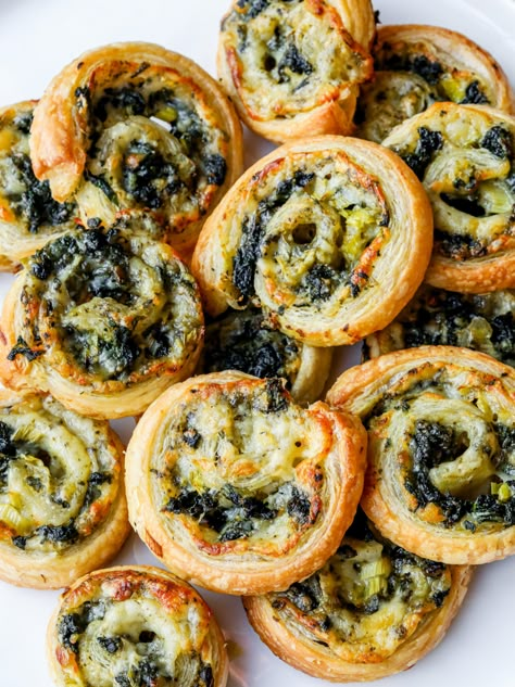 Spinach Bites, Spinach Puff Pastry, Savory Puff Pastry, Puff Pastry Appetizers, Pastry Appetizer, Easy Puff Pastry, Fingerfood Party, Pinwheel Recipes, Creamy Spinach