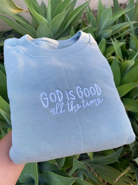 Embroidered Clothes Ideas, Sweatshirts Ideas, Jesus Clothes, Christian Shirts Designs, Trendy Sweater, Green Crewneck, Sweatshirt Trendy, Cute Shirt Designs, Trendy Sweaters