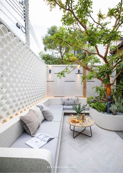 [PaidLink] 49 Essential Small Backyard Patio Designs Tips and Tricks To Copy Instantly #smallbackyardpatiodesigns Ideas Terraza, Creative Garden Decor, Terrace Garden Design, Courtyard Gardens Design, Courtyard Gardens, Courtyard Design, Modern Backyard, Gardens Design, Outdoor Gardens Design