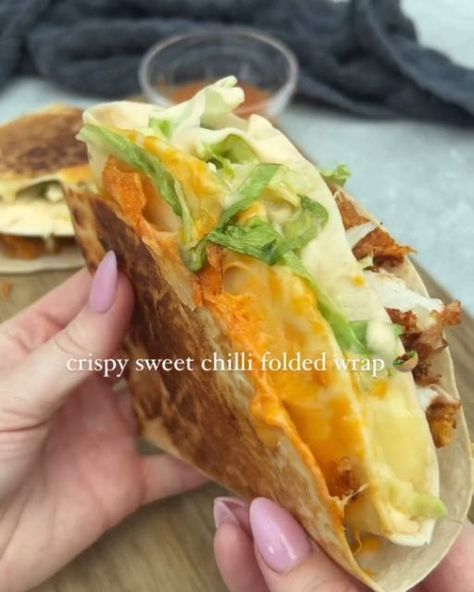 Daily Recipes on Instagram: "Crispy sweet chilli chicken folded wrap 😮‍💨  by @alexskitchenbangers  498 calories and 41g protein per wrap! ✅   For more quick & easy lower calorie high protein recipes shop my ebook through the link in my bio 💗  Ingredients (serves 2):  200g chicken breast Tsp smoked paprika Tsp garlic granules  Whisked egg 30g crushed cornflakes  15g lighter sweet chilli sauce 2 tortilla wraps 2 handfuls of shredded lettuce 20g reduced fat cheddar grated  20g Red Leicester Cheese grated  Sweet chilli mayo: 30g lighter than light mayo 25g lighter sweet chilli sauce   💗Season the chicken breast with the smoked paprika and garlic granules.   💗Dip the breast into the egg shaking off any excess before dipping into the crushed cornflakes. Press in throughly to adhere.   💗Air Dinner Recipes For Christmas, Chilli Mayo, Red Leicester Cheese, Sweet Chilli Chicken, Sweet Chili Chicken, Recipes For Christmas, Quick And Easy Dinner Recipes, High Protein Low Calorie, Chilli Chicken