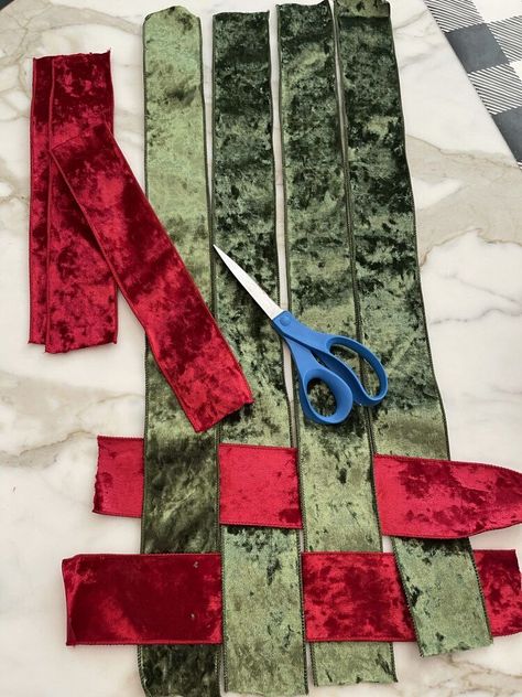 Diy Christmas Placemats, Placemats Ideas Diy, Place Mats Ideas, Ribbon Table Runner, Christmas Table Mats, Christmas Tea Party, Holiday Table Runner, Boomer Sooner, Holiday Table Settings