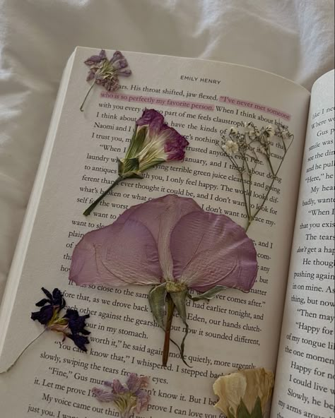 Pressed Flowers In Journal, Green Juice Cleanse, Flower Journal, Flower Pressing, Flower Meanings, Book Flowers, Nothing But Flowers, Beautiful Objects, Pressed Flower Art