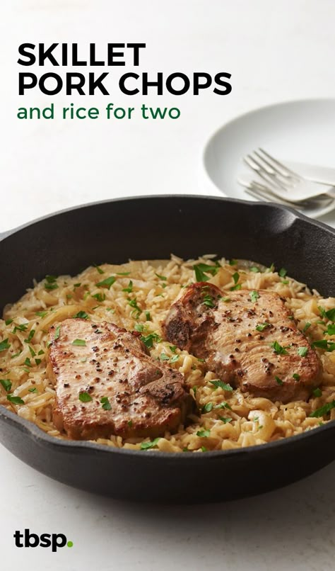 One-pan pork chops with gravy? Yes, please! All the better when they’re pan-seared to perfection and served up with caramelized onions on top of creamy rice. Pork Chops With Gravy, Skillet Pork Chops, Pork Chops And Rice, Food For Two, Pork Chops And Gravy, Recipes For 2, Meals For 2, Cooking For 1, Cooking For 2